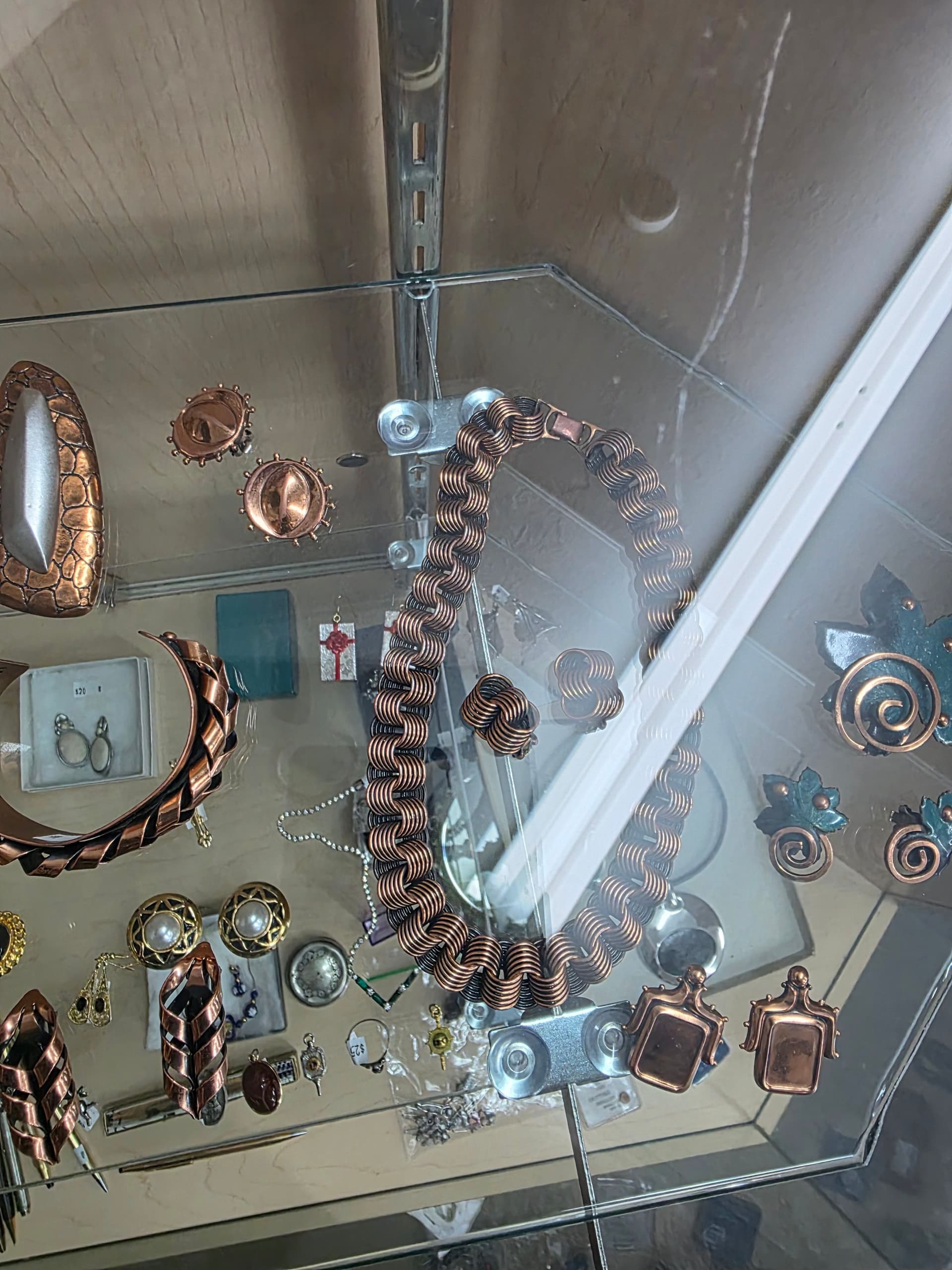 Gallery photos for Showcasing Vintage Jewelry Treasures: Image #16