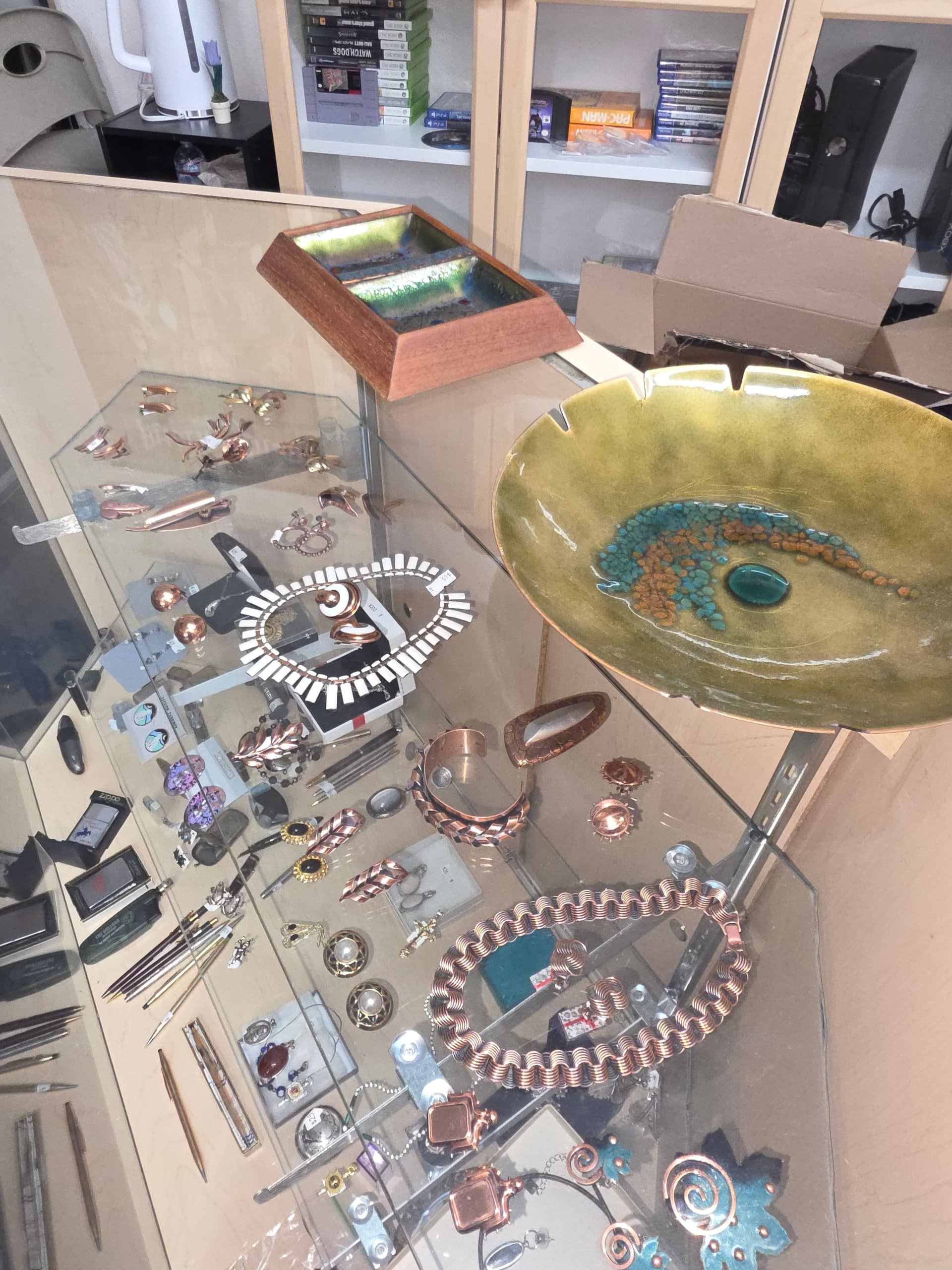 Gallery photos for Showcasing Vintage Jewelry Treasures: Image #18