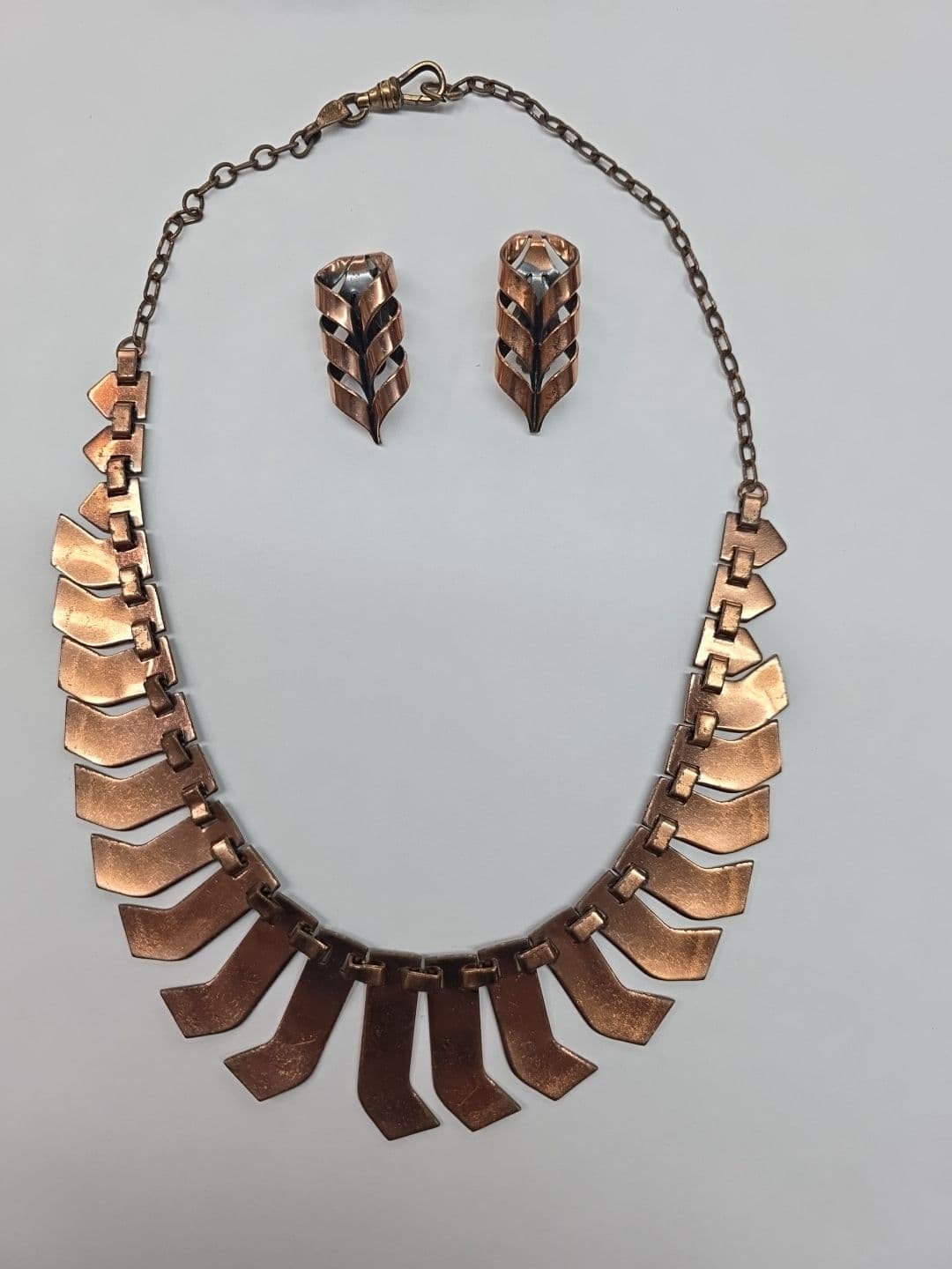 Gallery photos for Showcasing Vintage Jewelry Treasures: Image #24