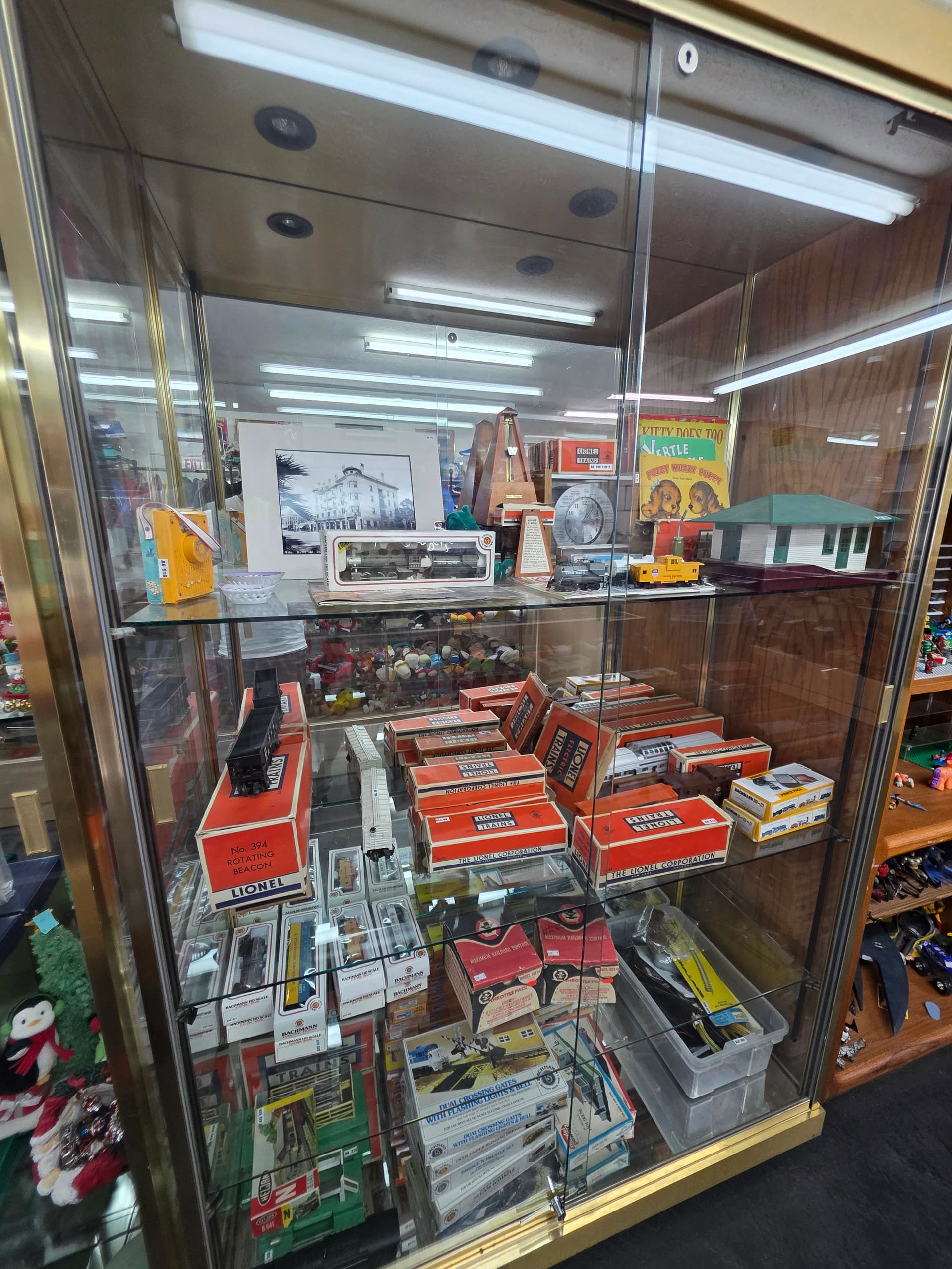 Gallery photos for Vintage Home Décor Treasures at Diaz Antiques & More in Morgan Hill: Image #15