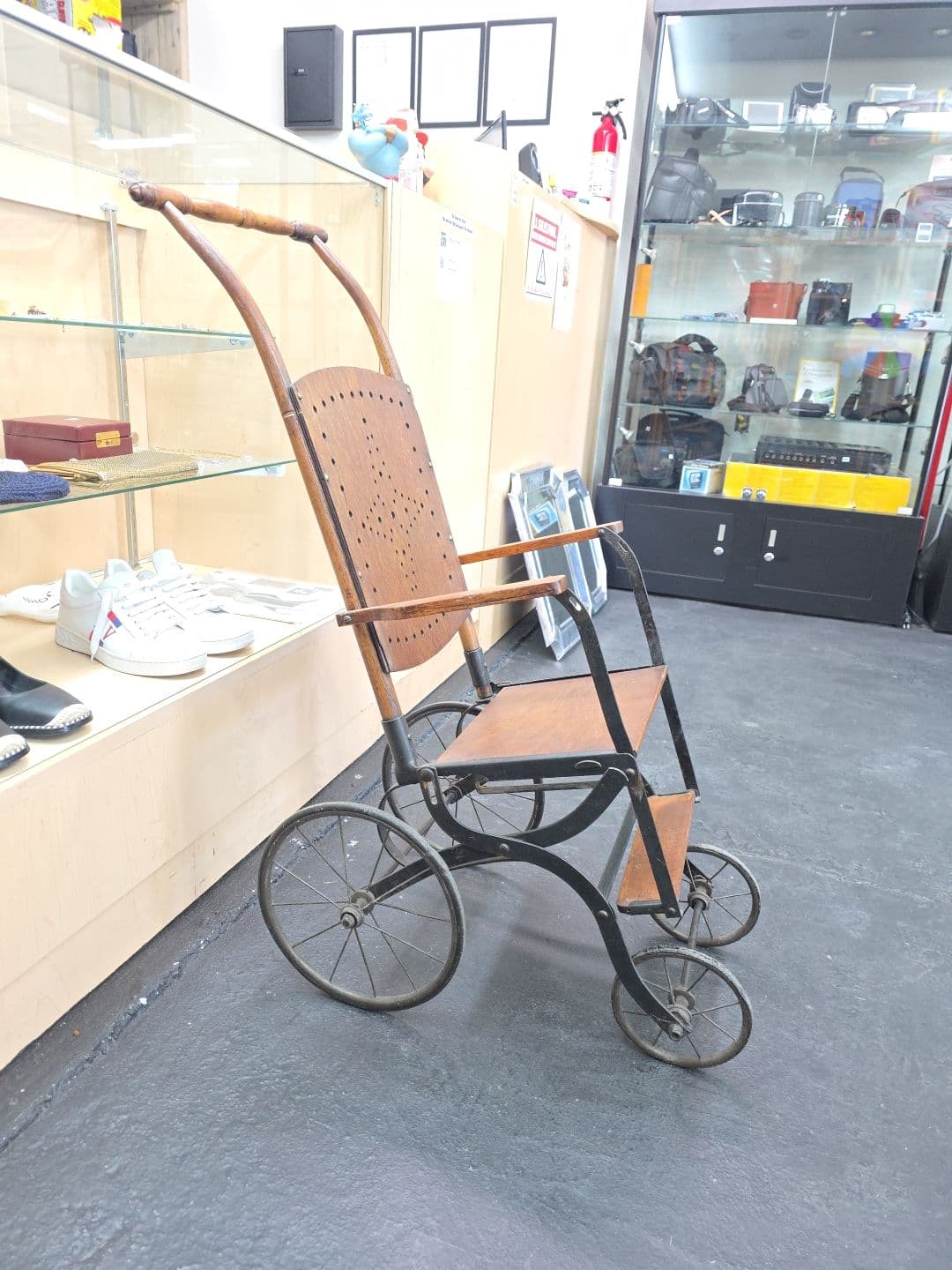 Gallery photos for Explore Unique Finds and Household Solutions in Calle Moniz: Image #1